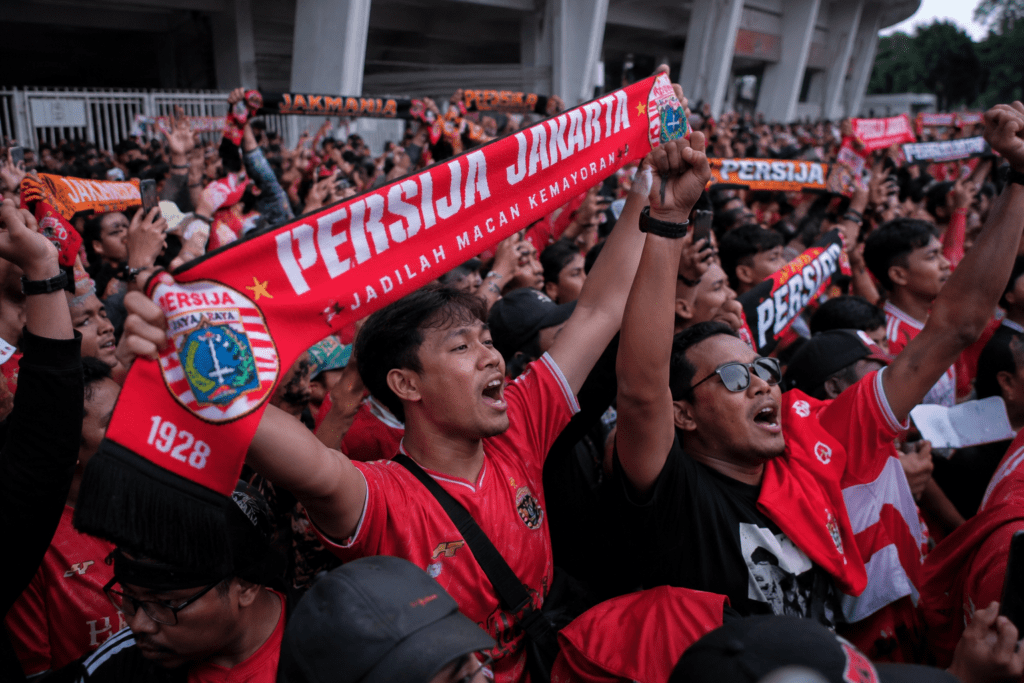 Jakmania menyambut kedatangan Shin Tae-yong.