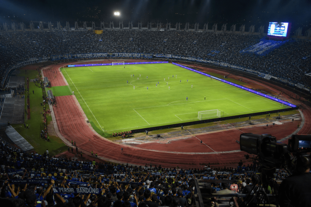 Atmosfer pertandingan Liga 1 Indonesia.