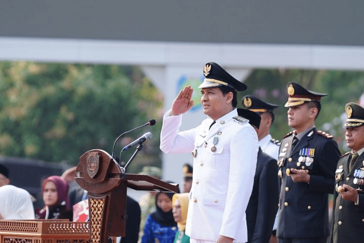 Bupati Indramayu Lucky Hakim Nyaris Dipeluk ODGJ Saat Upacara HUT RI