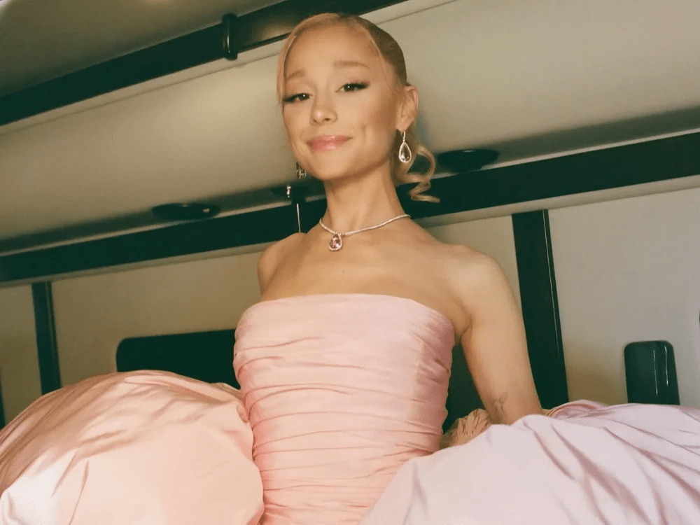 Haru, Ariana Grande Menangis di Konser Terakhir Sebelum Hiatus